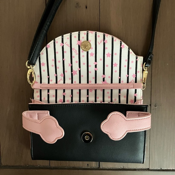 Betsey Johnson Pink and Black Peek a Boo Cat Wristlet Crossbody with Cat Mug - Picture 8 of 13